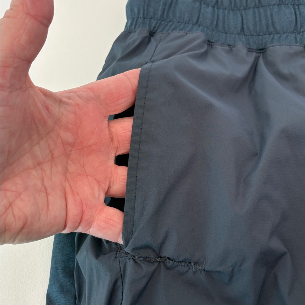 ON Running Pants Navy Pockets Zip Ankles Athletic Performance Size M Flaw* - Picture 6 of 14